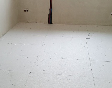 Warstwa styropianu pod posadzką powinna być równa i bez szczelin