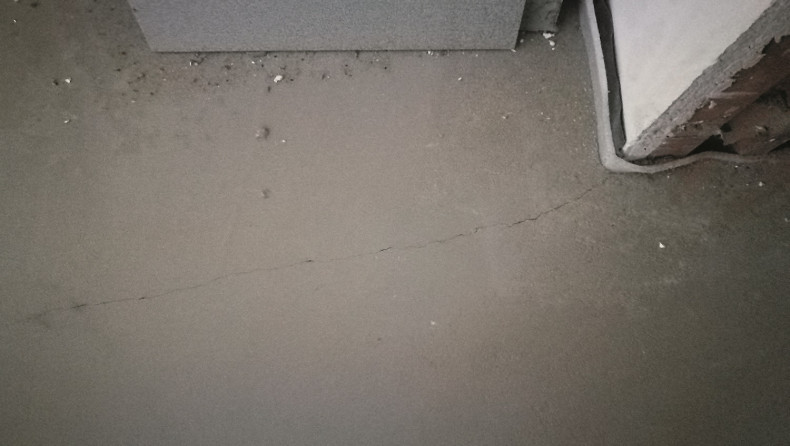 Brak nacięcia w narożu spowodował pęknięcie podłogi