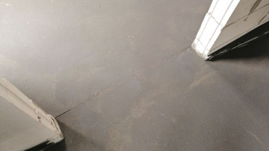 Dylatacja posadzki przy przejściu pomiędzy pomieszczeniami