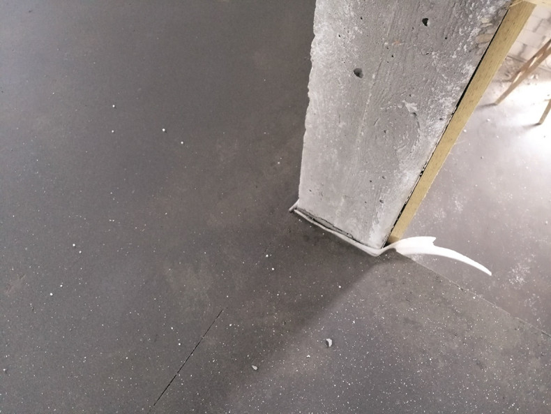 Dylatacja posadzki przy słupie