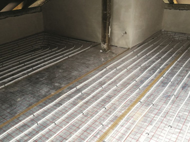 Instalację ogrzewania podłogowego przykrywa się jastrychem, który wymaga wygrzania