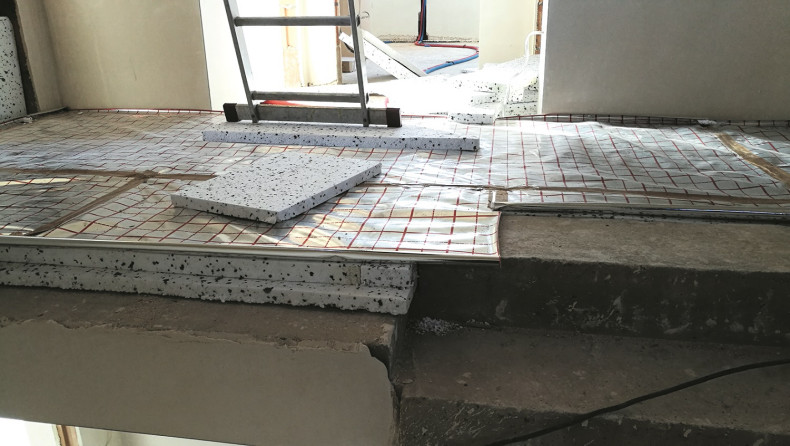 Ważne jest, by dopasować całkowitą grubość podłogi do przyszłego wykończenia schodów