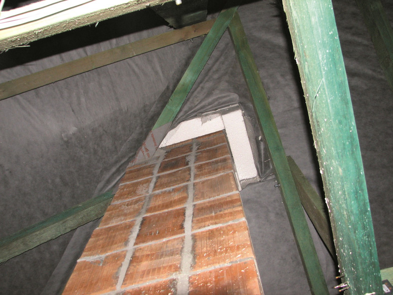 Kolizja komina z konstrukcją więźby dachowej - krokiew narożna przechodzi przez kanał wentylacyjny