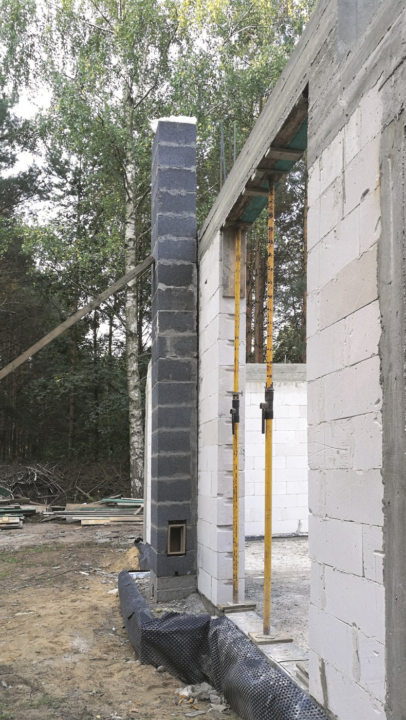 Komin nie został zamocowany do ściany i odchylił się od pionu