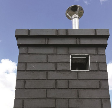 Krzywo przycięta termoizolacja przy wylotach wentylacyjnych i nierówno osadzone kratki