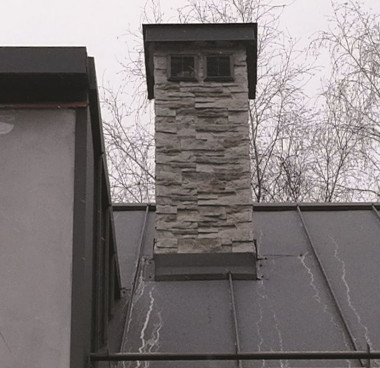 Przy nieszczelnym wykończeniu komina woda może przedostawać się pod płytki okładziny oraz powodować nieszczelności i przecieki przy przejściu komina przez połać