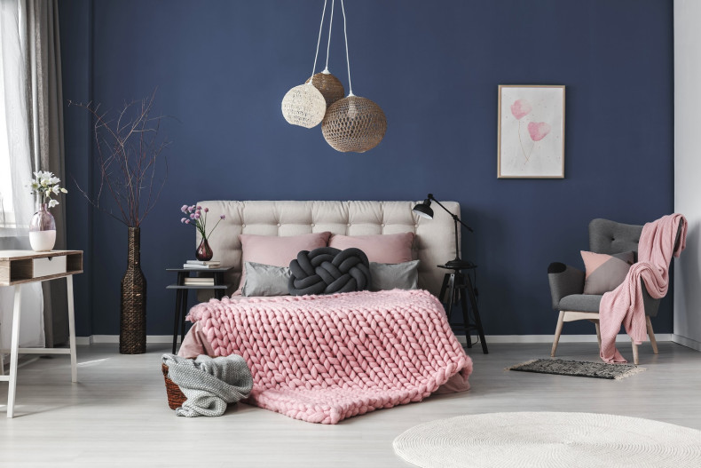 Na ścianach głęboko matowa farba ceramiczna Dekoral &quot;Home&amp;Style&quot; w kolorze CLASSIC JEANS
