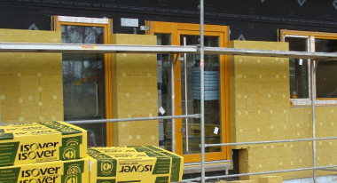 Najcieplejszy wariant osadzenia okien - w warstwie termoizolacji, przed ścianą nośną