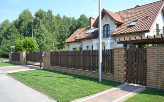 Ogrodzenie ze sztachet i cegły klinkierowej - rady i przestrogi