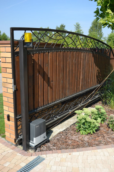 Napęd, lampa ostrzegawcza, fotokomórka działają bez usterek