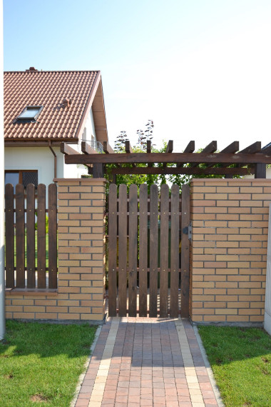 Wiata śmietnikowa wyposażona jest w dwie furtki szerokości 0,90 m