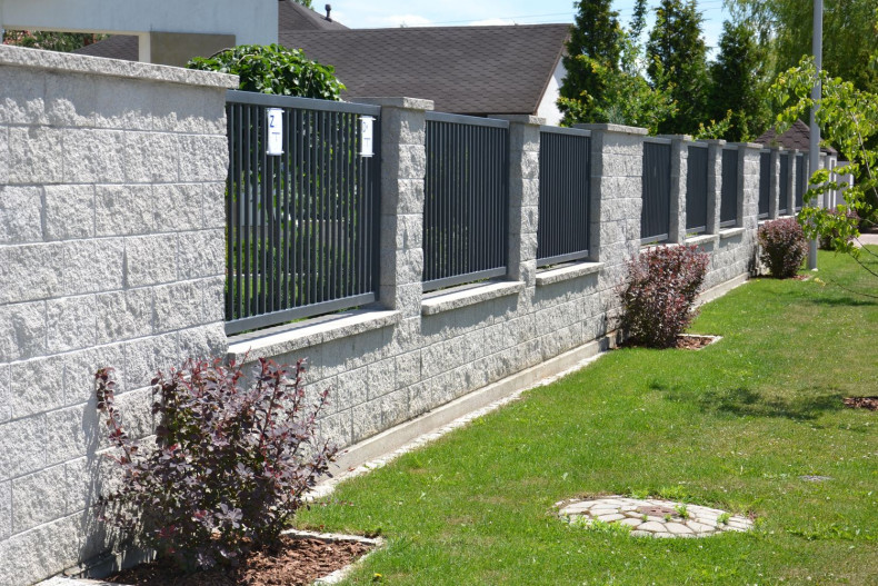 Ogrodzenie od frontu z gotowych betonowych kształtek i stali wygląda reprezentacyjnie