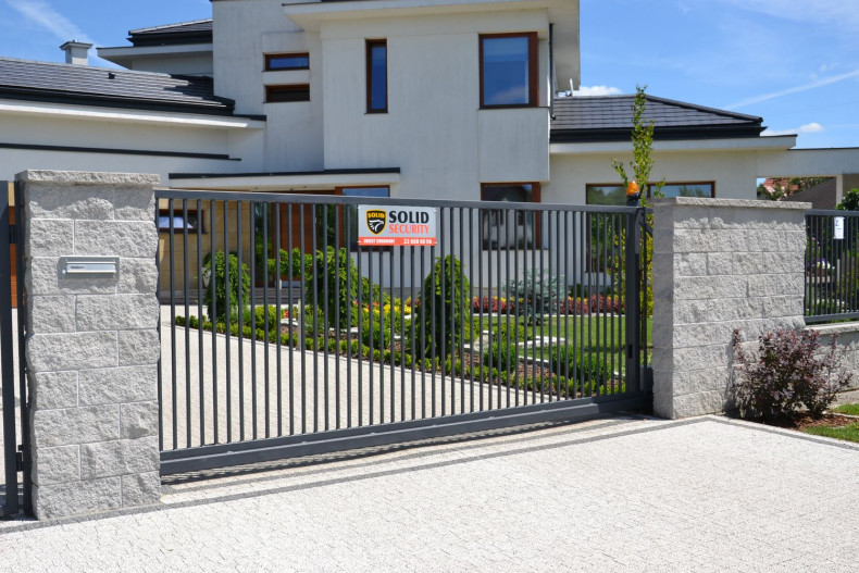 Jednoskrzydłowa przesuwna i samonośna brama z napędem