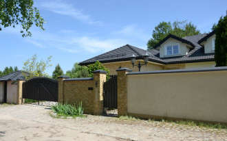 Ogrodzenie z bloczków betonowych - okładzina z piaskowca zachodzi zielonym nalotem