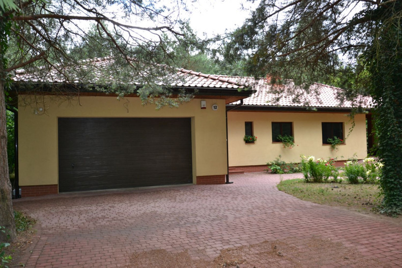 Brama segmentowa, zamontowana za otworem wjazdowym, ma szerokość 4,50 m