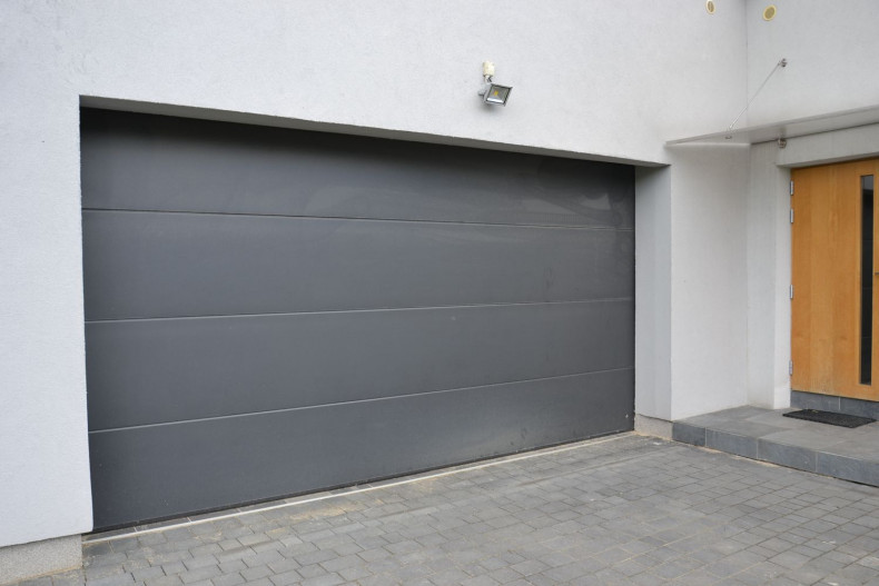 Proste i gładkie segmenty pokrywa trwały laminat w kolorze grafitowym