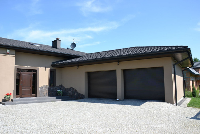 Kolorystykę farby proszkowej właściciele dobrali do drzwi, okien, podbitki, okładziny z kamienia