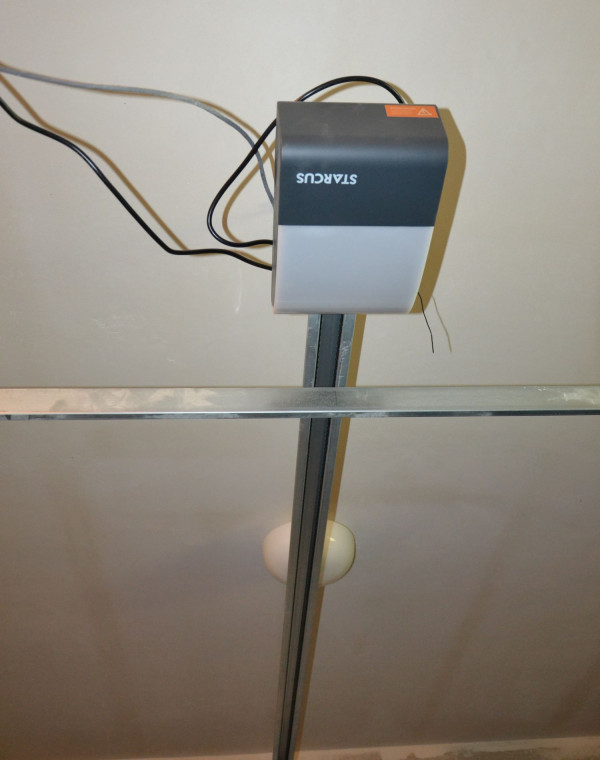 Napęd łańcuchowy o sile uciągu 1000 N płynnie podnosi i opuszcza szerokie wrota