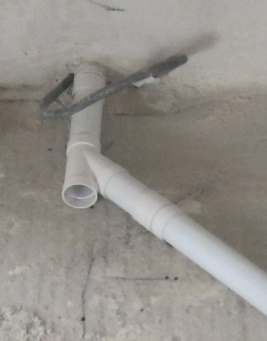 Na początku pętli instalacyjnej mocujemy redukcję, która zabezpieczy wąż przed wciągnięciem go do rurociągu.