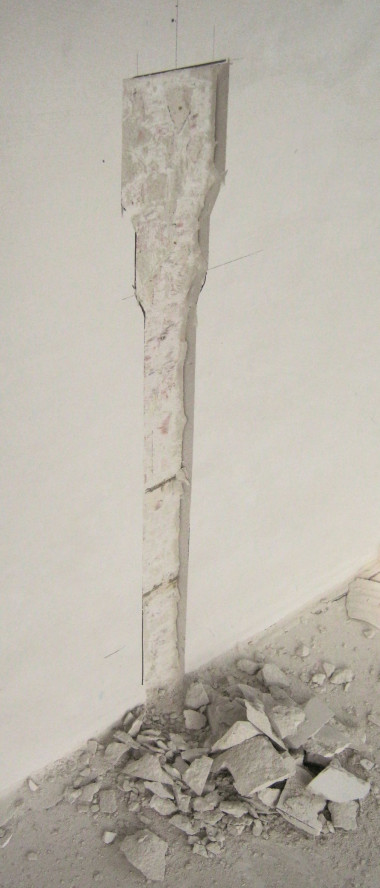 W miejscu tym wykuwamy w ścianie bruzdę o głębokości 10 cm.