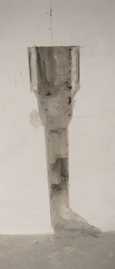 Na odcinku od kasety montażowej do posadzki wykuwamy płytszą bruzdę o głębokości 8 cm, w której zamontujemy rurę instalacyjną.