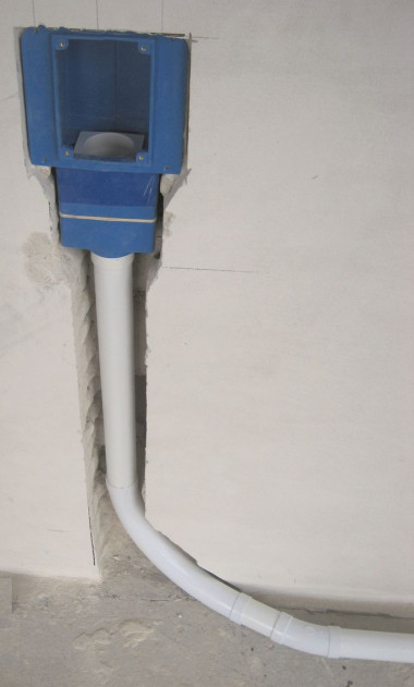 Wkładamy kasetę montażową w bruzdę. Montujemy rurę antystatyczną z łukiem 90° oraz odpowiedni łuk 22 lub 45°.