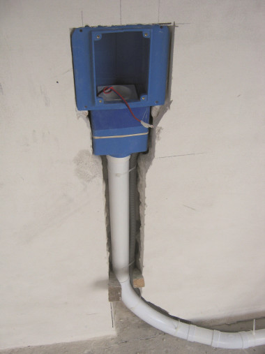 Na całej pętli montujemy elektryczne przewody sterujące i wyprowadzamy je w puszce (w systemie bezprzewodowym pomijamy ten etap).