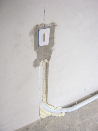 Gipsujemy kasetę montażową, pamiętając o zlicowaniu jej frontu z tynkiem.