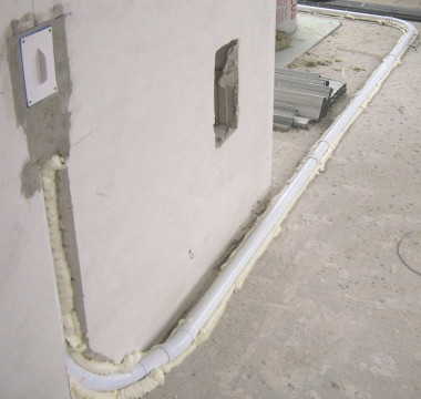 Całą instalację, razem z podejściem pod kasetę, zabezpieczamy pianką montażową.