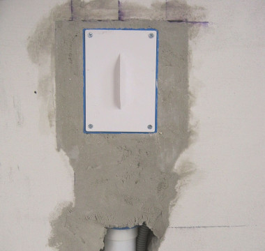 Ostatnim etapem jest zabezpieczenie instalacji przez przykręcenie maskownicy do kasety montażowej.