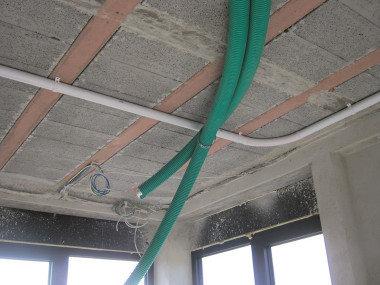 Instalację Hide-A-Hose możemy poprowadzić w suficie podwieszanym i zamontować podejścia pod gniazdo z góry.