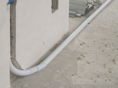 Należy pamiętać, że cała instalacja musi być sklejona systemowym klejem, a cięcie rur trzeba dokładnie ogradować.