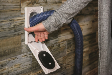 Przesuwamy blokadę węża i włączamy odkurzacz.