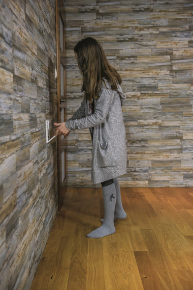 Przesuwamy blokadę węża i wyłączamy odkurzacz.