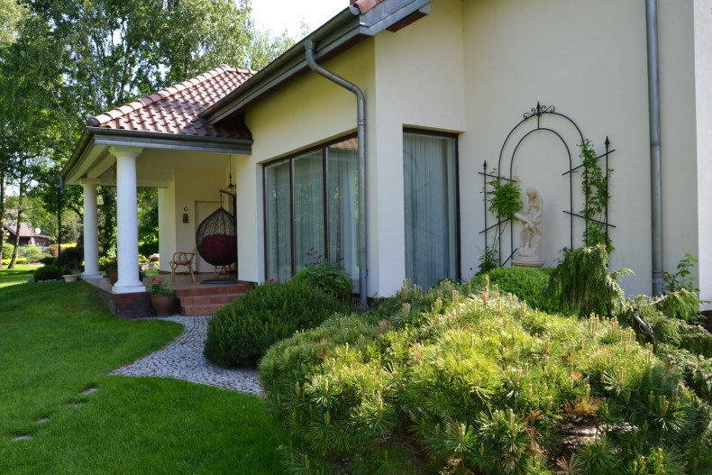 Duże okna pionowe w salonie