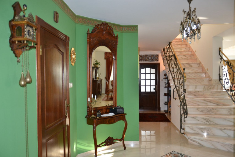 Jednobiegowe schody wykończone marmurem