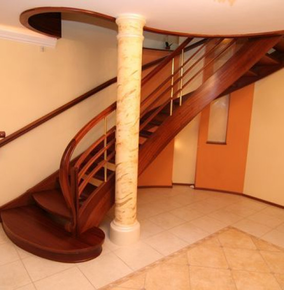 Schody drewniane gięte