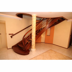 Schody drewniane gięte