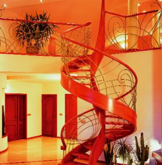 Schody spiralne na dwóch policzkach