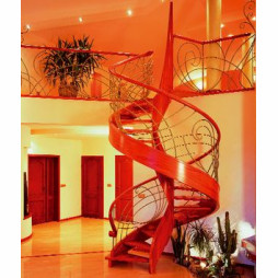 Schody spiralne na dwóch policzkach