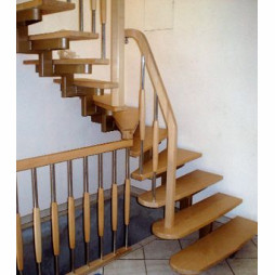 Schody na konstrukcji metalowej