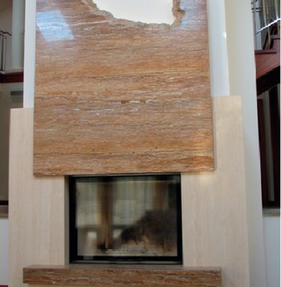 Kominek z trawertynu