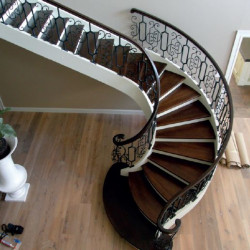 Schody gięte z balustradą kutą