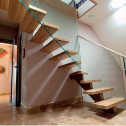 Schody z dębowymi stopniami