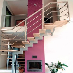 Schody na centralnym profilu stalowym malowanym