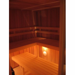 Sauna cedrowa pod ławą głośniki