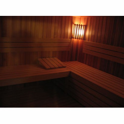 Sauna cedrowa, lampa w narożniku