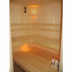 Sauna osikowa, z nietypową szeroką ławą dolną