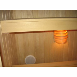 Sauna osikowa, oświetlenie i głośnik pod ławą górną