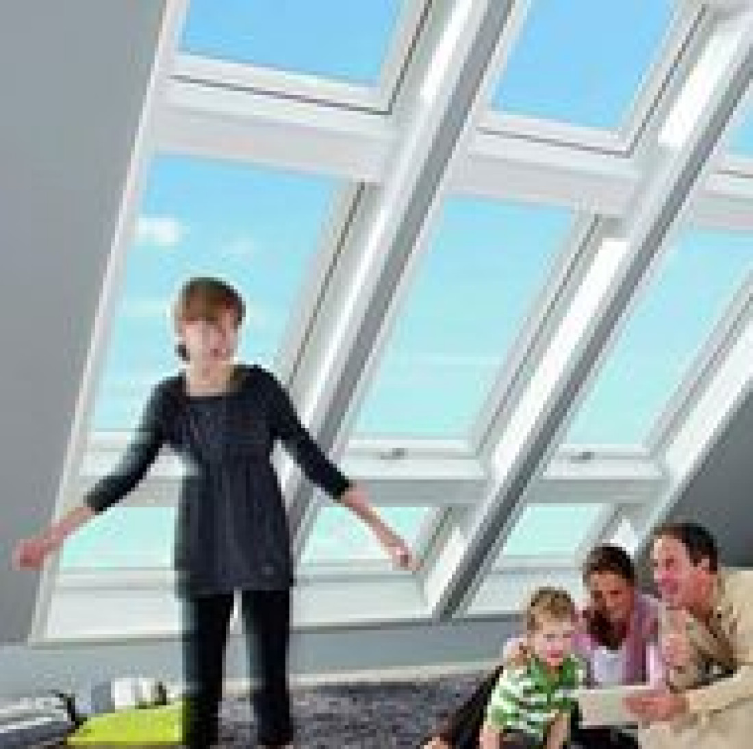 Słoneczna promocja wysokoosiowych okien dachowych Designo R7